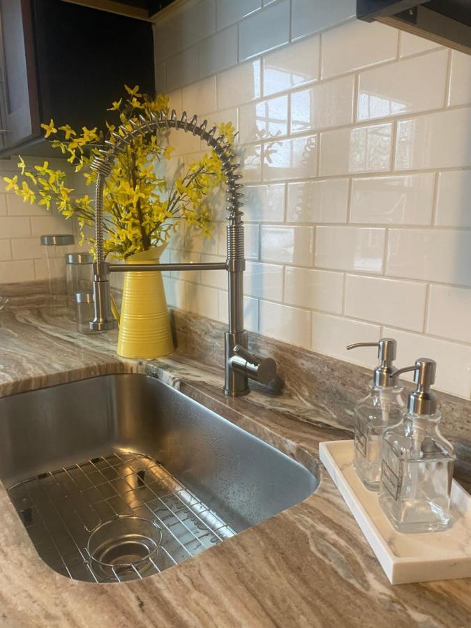 Cozy, Upstairs Apartment Pets Welcome With Fee Family Friendly Close To Everything Cleveland Esterno foto